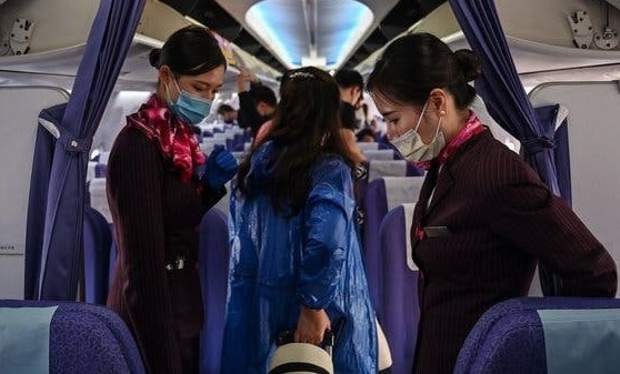 Co gai tron cach ly bi phat hien 5 phut truoc khi may bay dong cua hinh anh