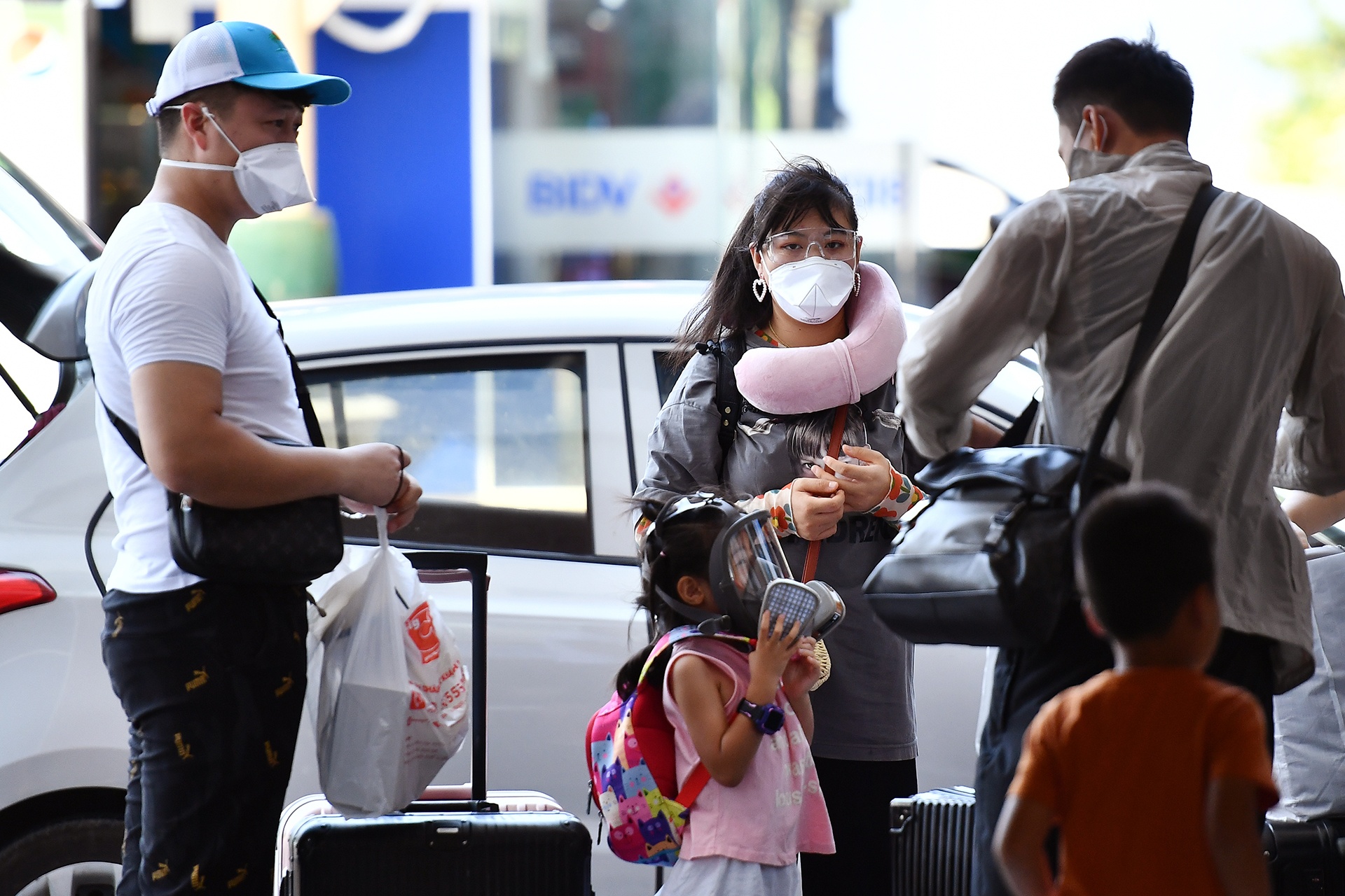 Cho phep taxi don khach tai san bay Noi Bai, ga Ha Noi hinh anh