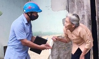 Cu ba ung ho 50.000 dong tu tien ban ga de chong Covid-19 hinh anh