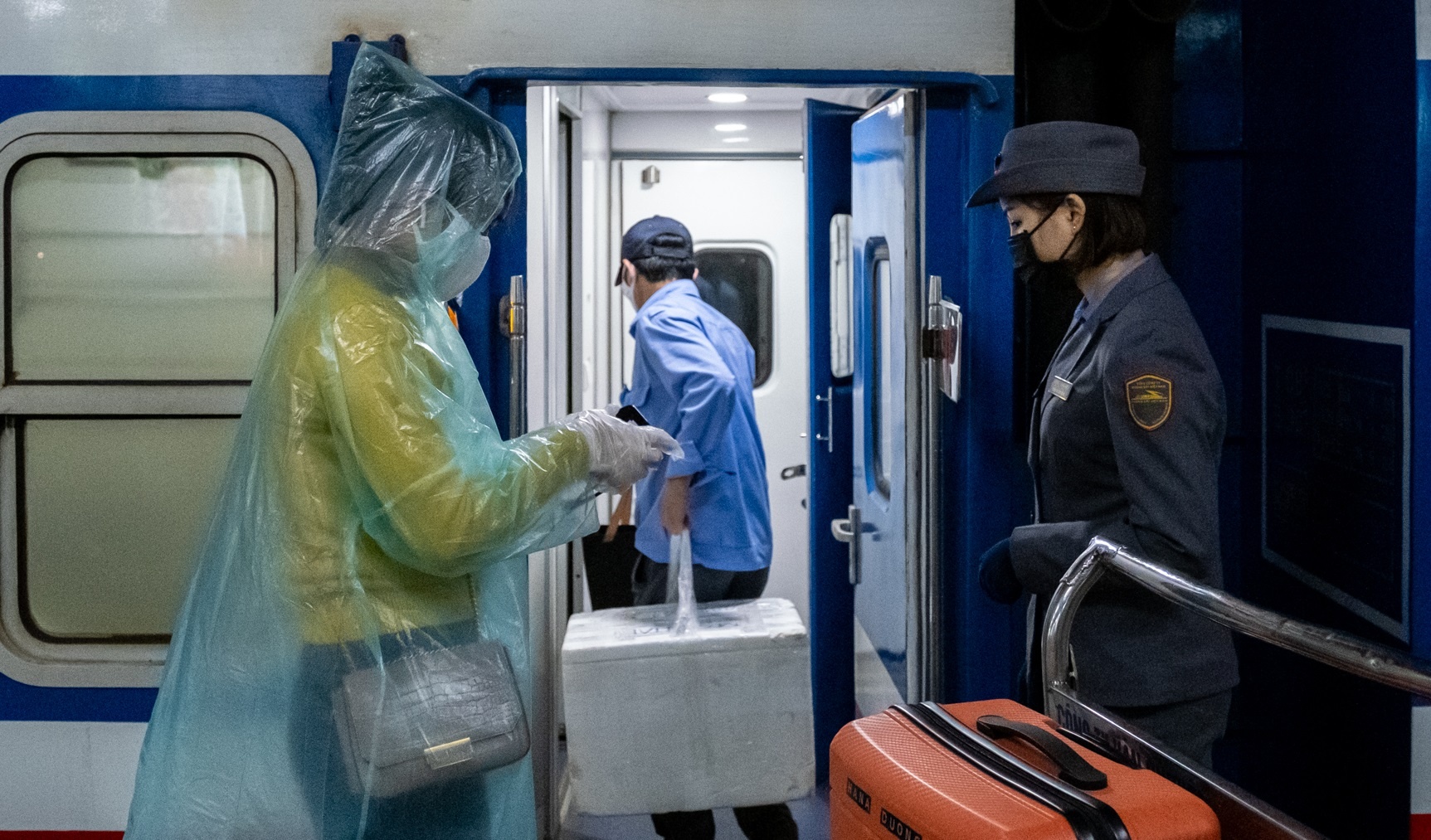 Tau khach Bac - Nam dua nguoi het han cach ly ve nha hinh anh