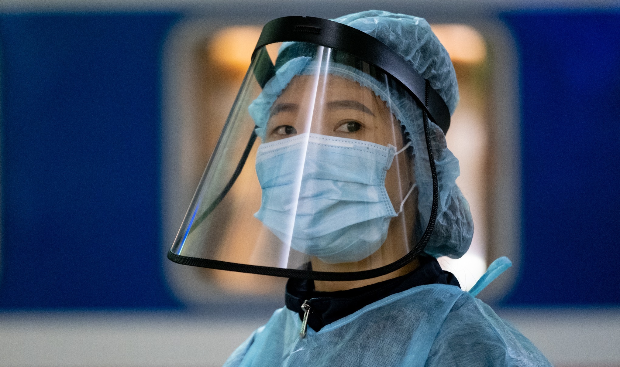 Hanh khach mac ao mua tren chuyen tau duy nhat con hoat dong hinh anh