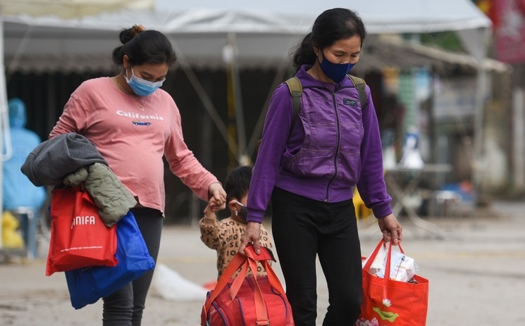 Cam xe tren quoc lo 23 de phuc vu cach ly thon Ha Loi hinh anh