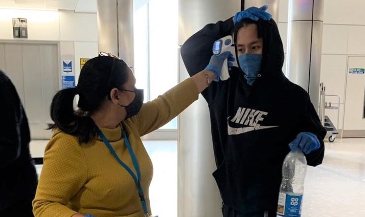 2 du khach Anh chua khoi Covid-19 ve nuoc tren chuyen bay dac biet hinh anh