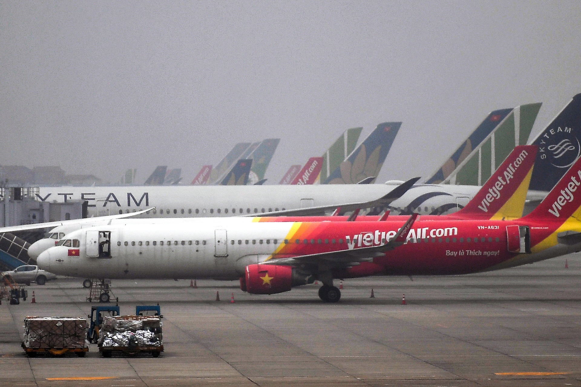 Hang bay dong loat tang chuyen hinh anh