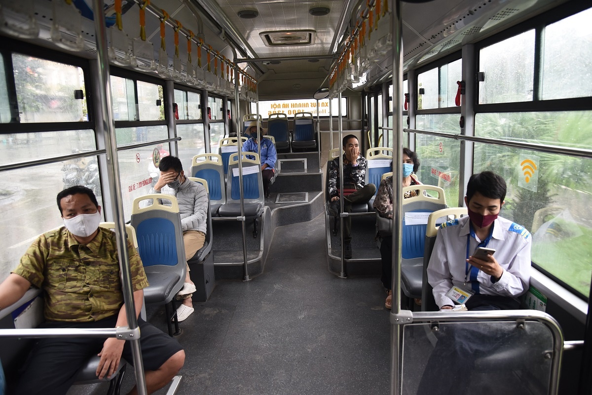 Hanh khach duoc nhac deo khau trang, ngoi gian cach tren xe buyt hinh anh