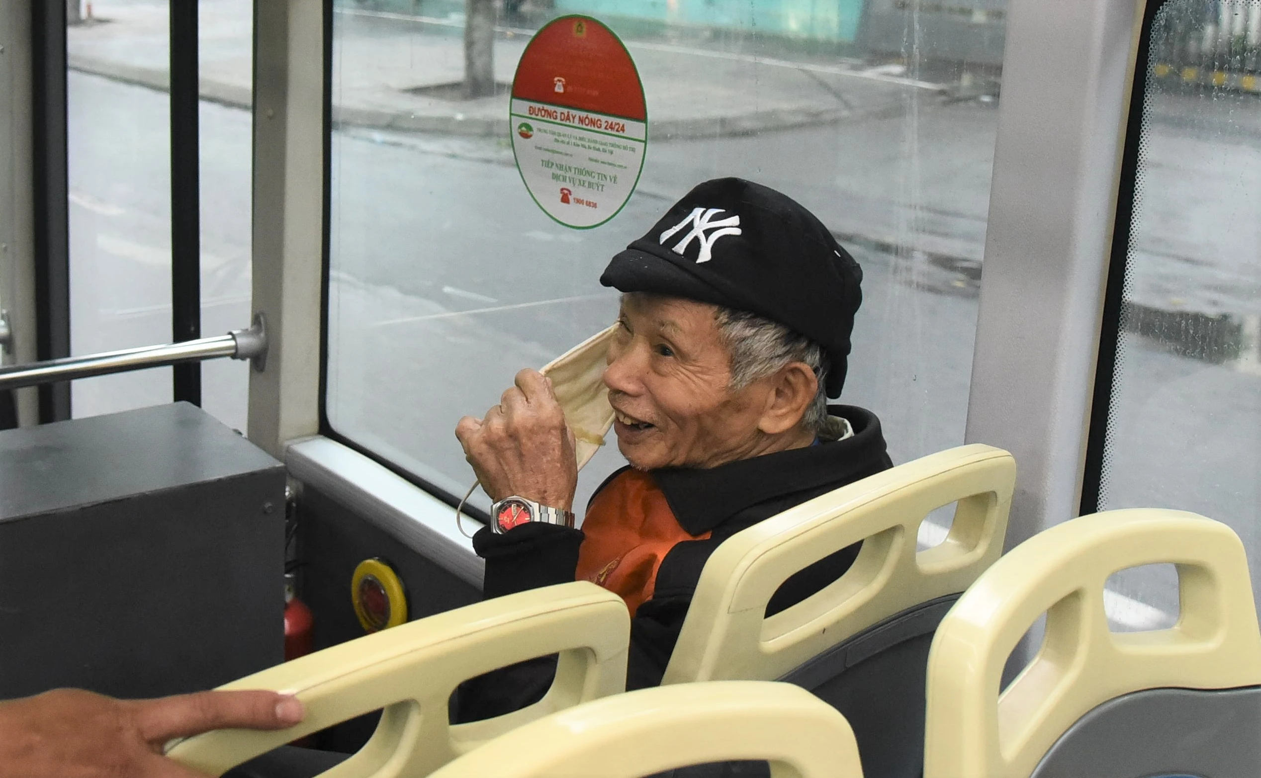 gian cach tren xe buyt Ha Noi anh 5