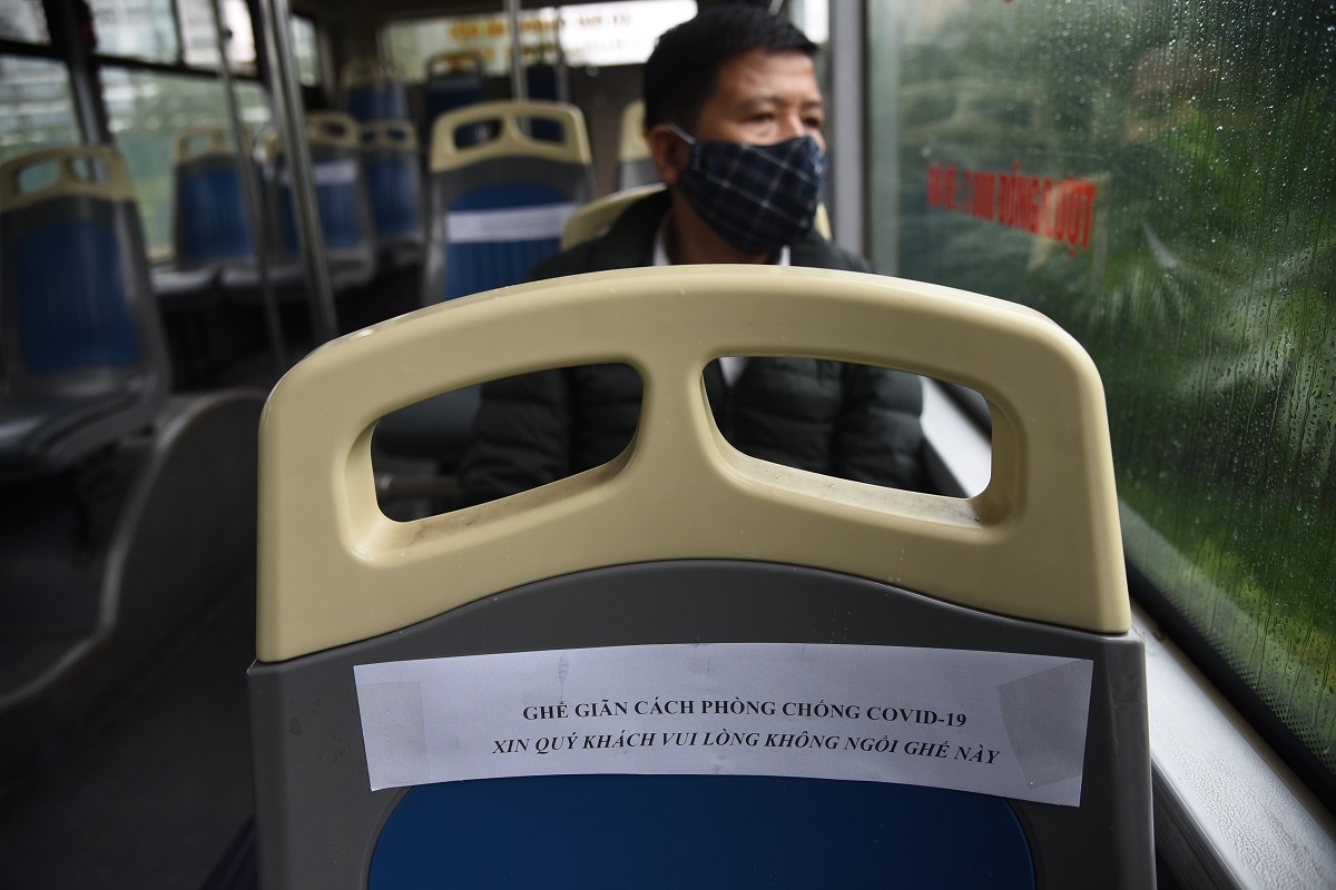 gian cach tren xe buyt Ha Noi anh 6