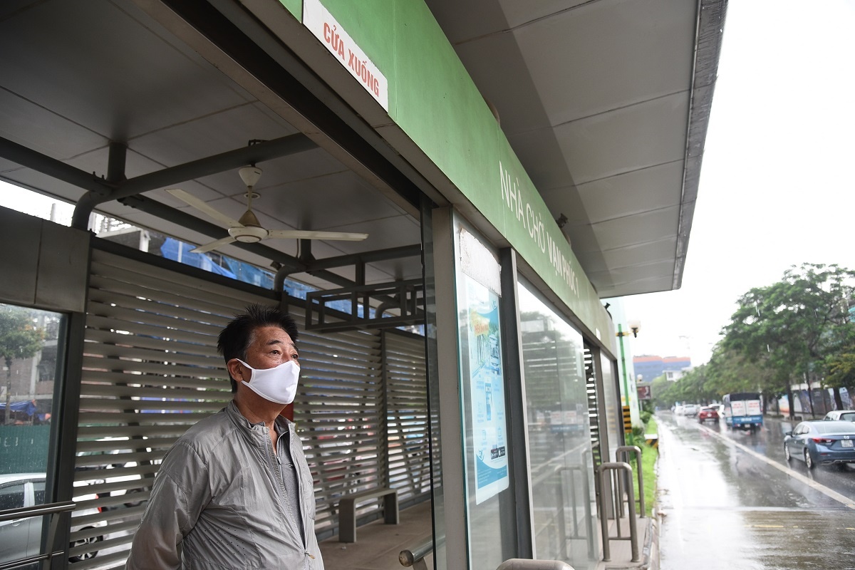 gian cach tren xe buyt Ha Noi anh 9