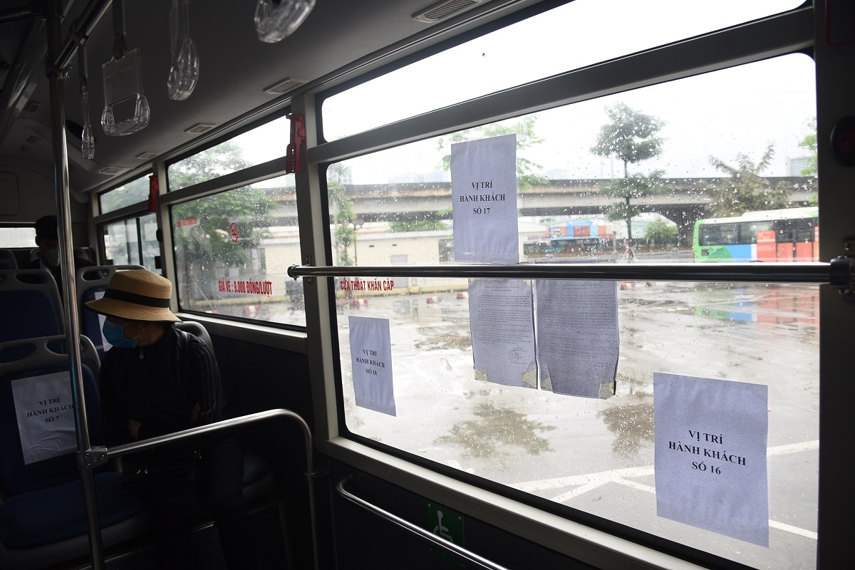 gian cach tren xe buyt Ha Noi anh 7