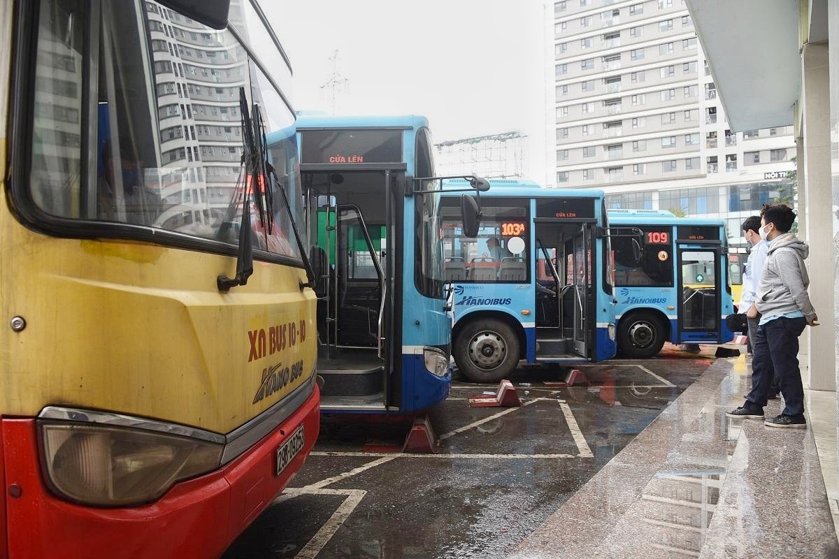 gian cach tren xe buyt Ha Noi anh 2