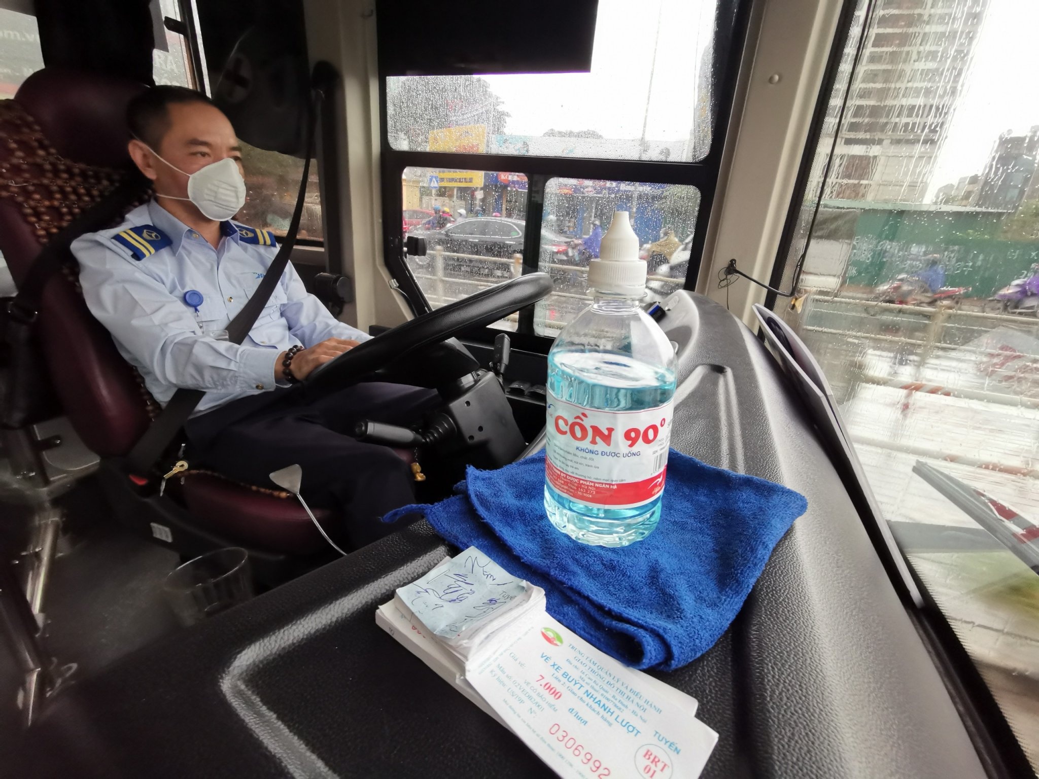 gian cach tren xe buyt Ha Noi anh 1