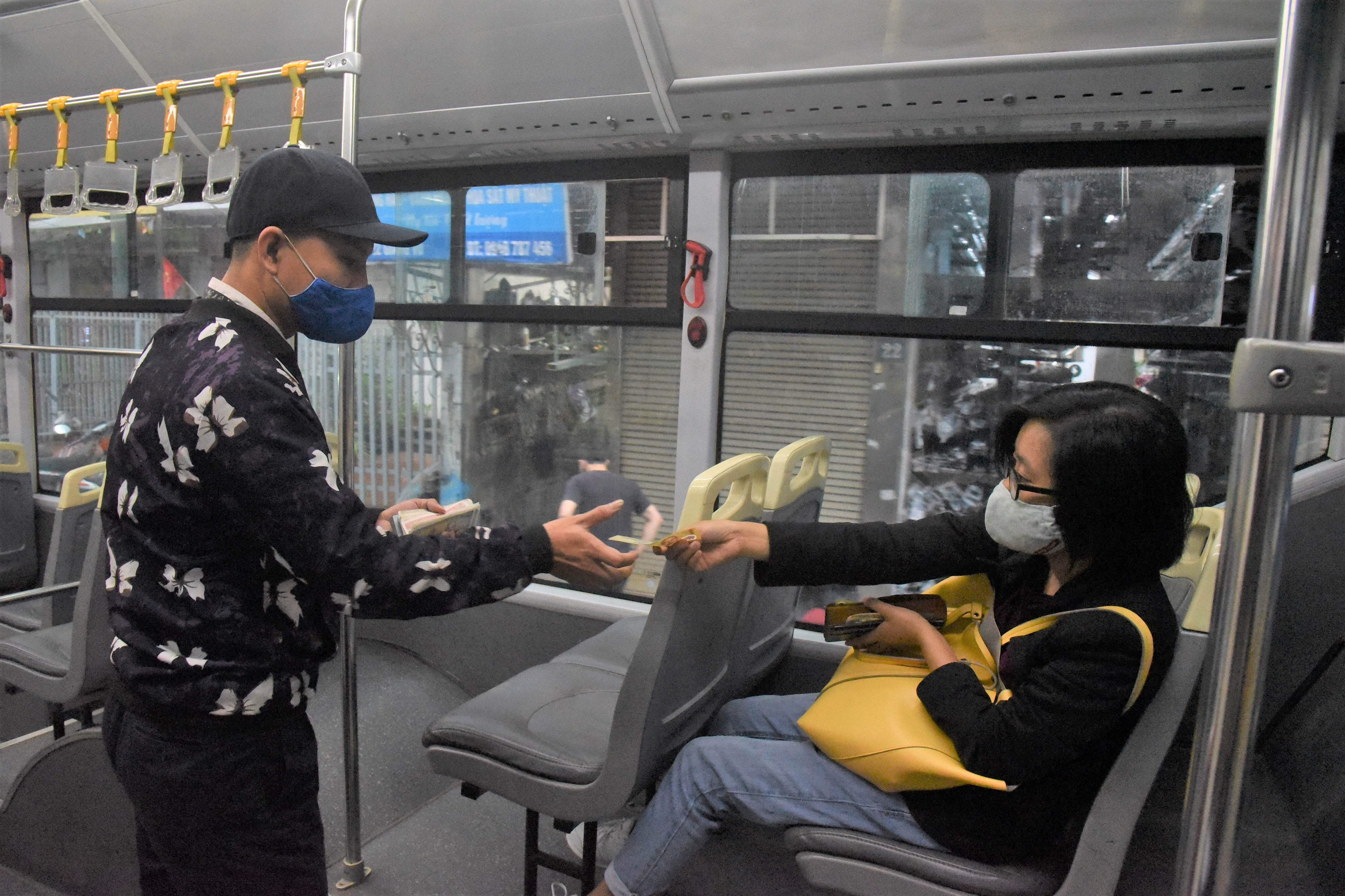 gian cach tren xe buyt Ha Noi anh 3