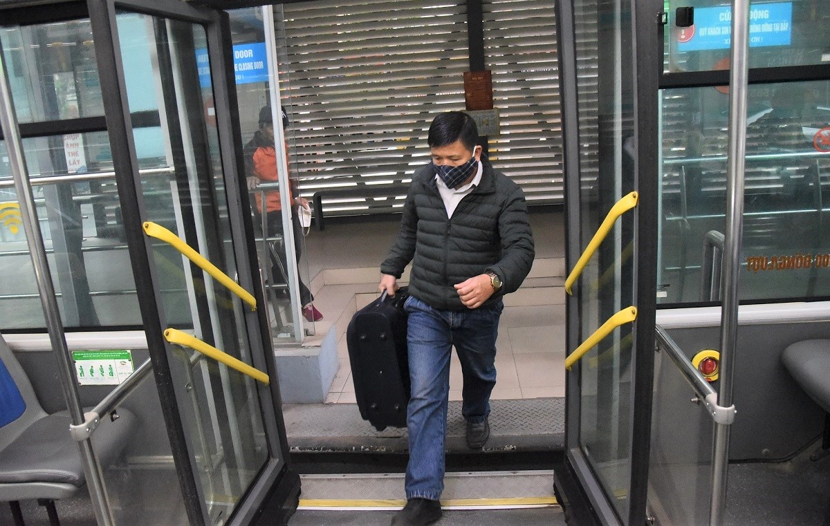 gian cach tren xe buyt Ha Noi anh 8