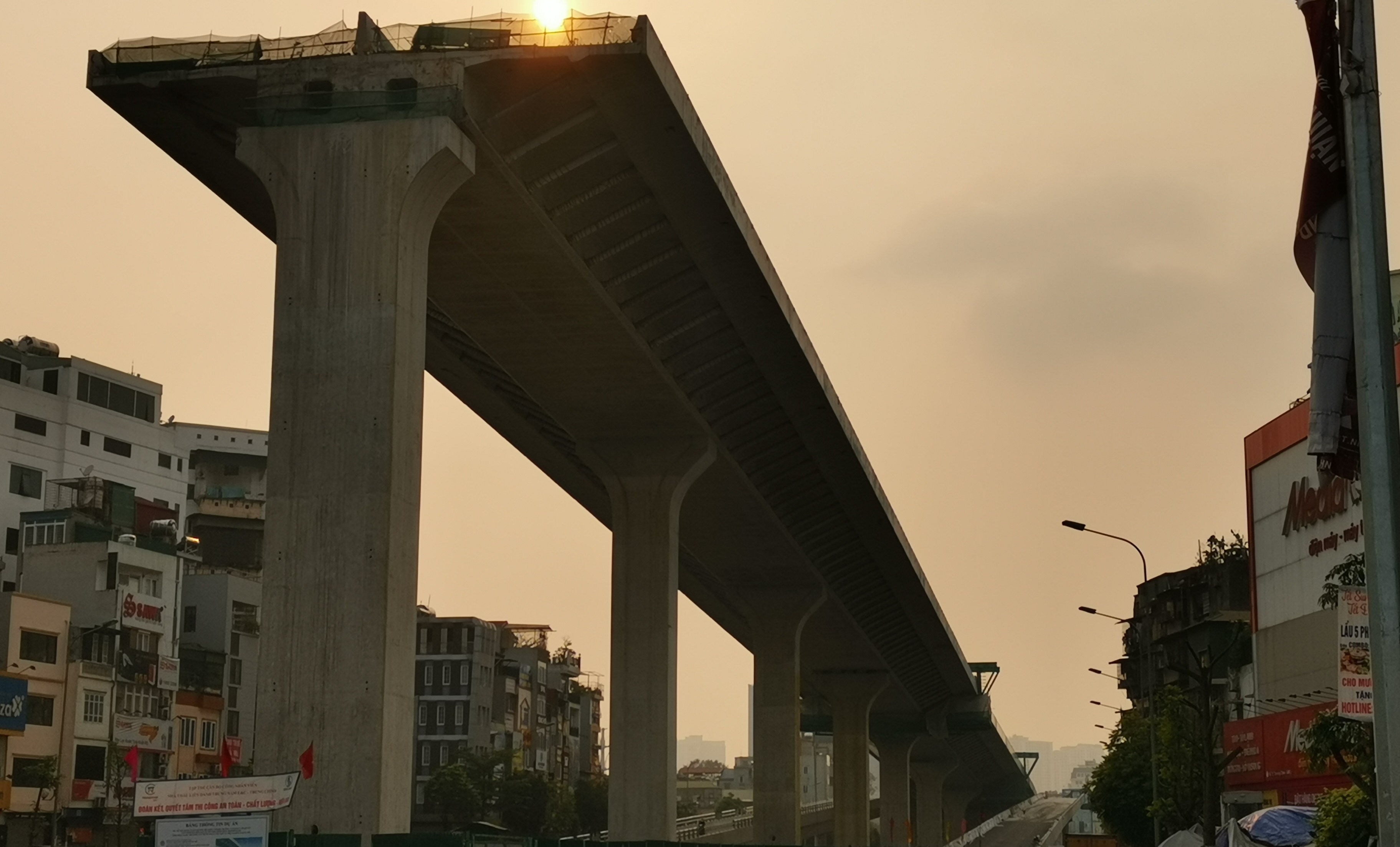 Thi cong cau can cao nhat Ha Noi giua nhung ngay cach ly xa hoi hinh anh