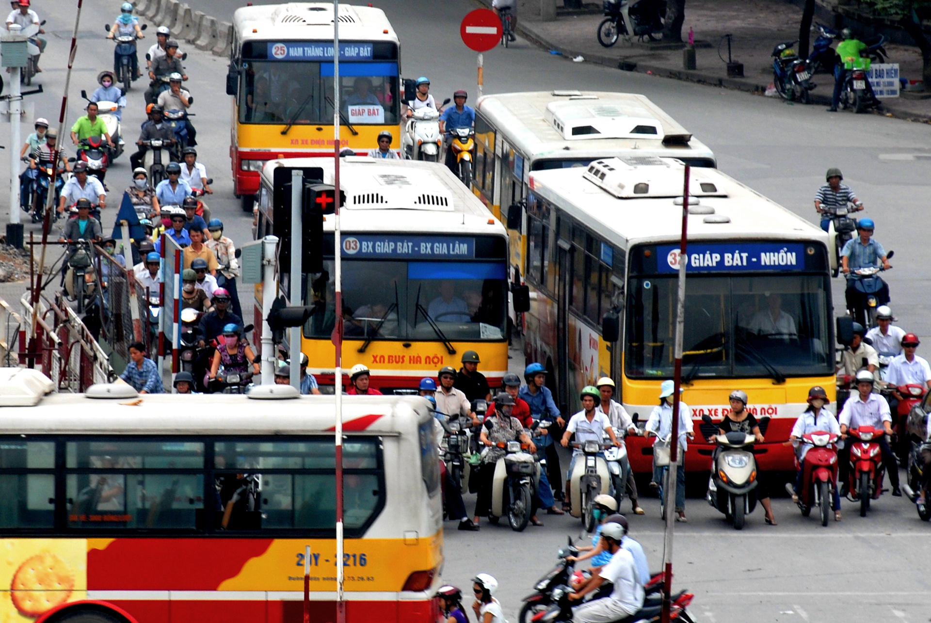 Xe buyt Ha Noi hoat dong tro lai tu 23/4 hinh anh