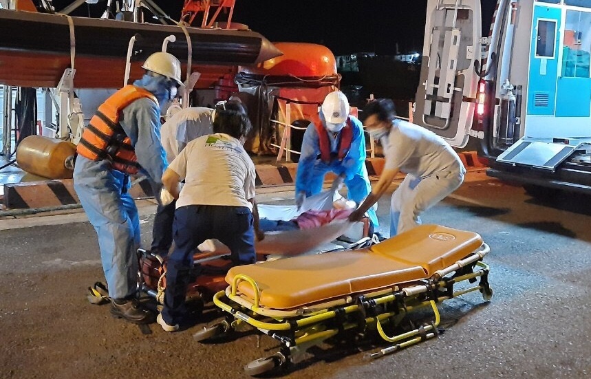 Tam thoi cach ly doi cuu ho sau khi cuu nan thuyen vien nuoc ngoai hinh anh