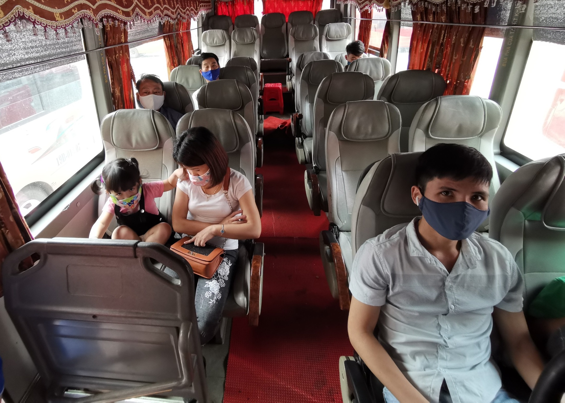 gian cach tren xe buyt anh 1