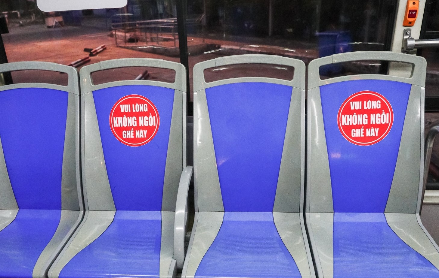 Xe khach, may bay dong loat xin bo gian cach ghe ngoi hinh anh