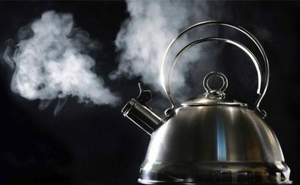 Chong hat am nuoc soi len mat khien vo bi bong nang hinh anh