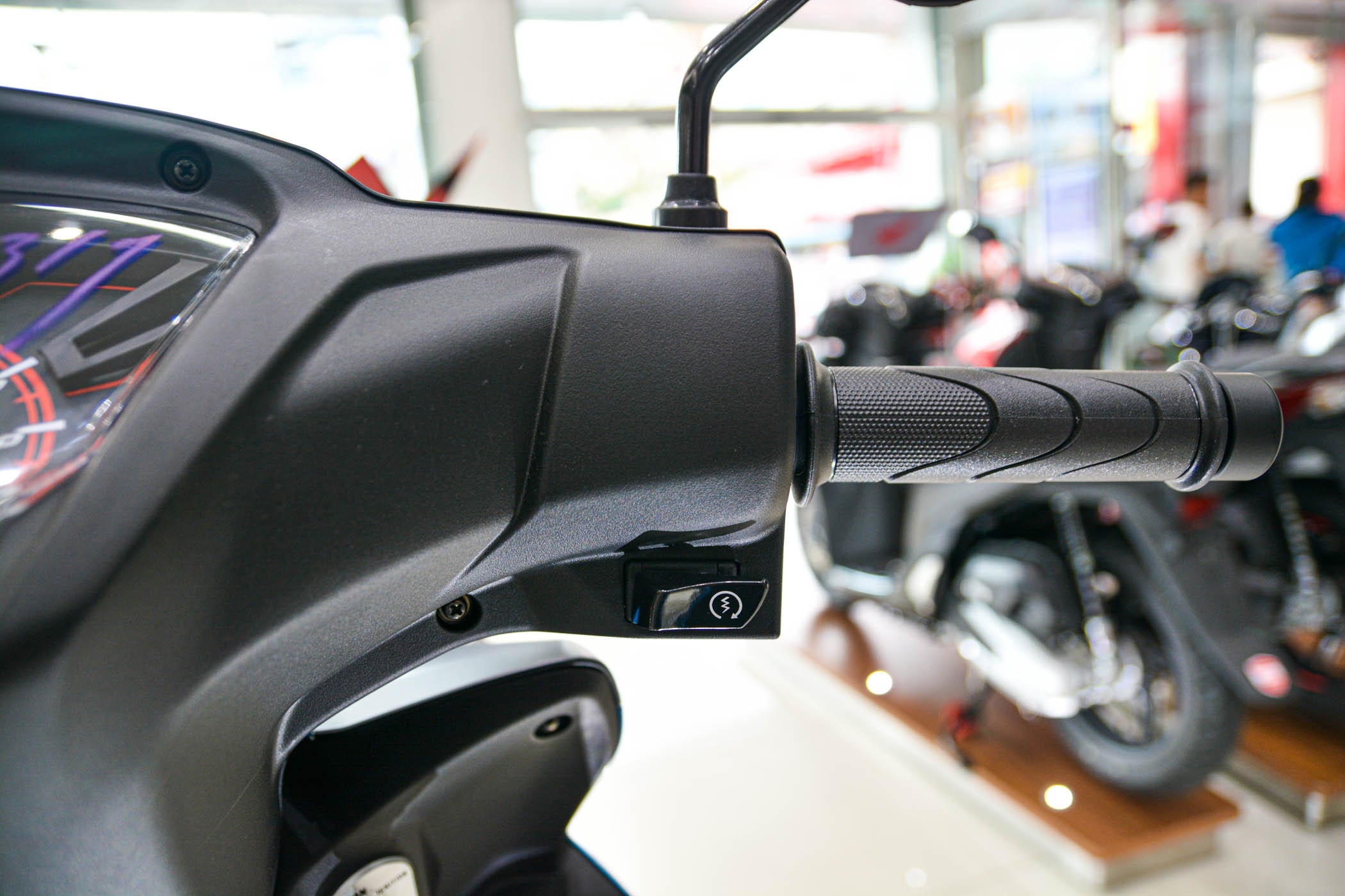 xe may bat den ca ngay anh 3