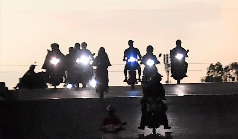 Xe may ton them bao nhieu xang neu bat den ca ngay? hinh anh