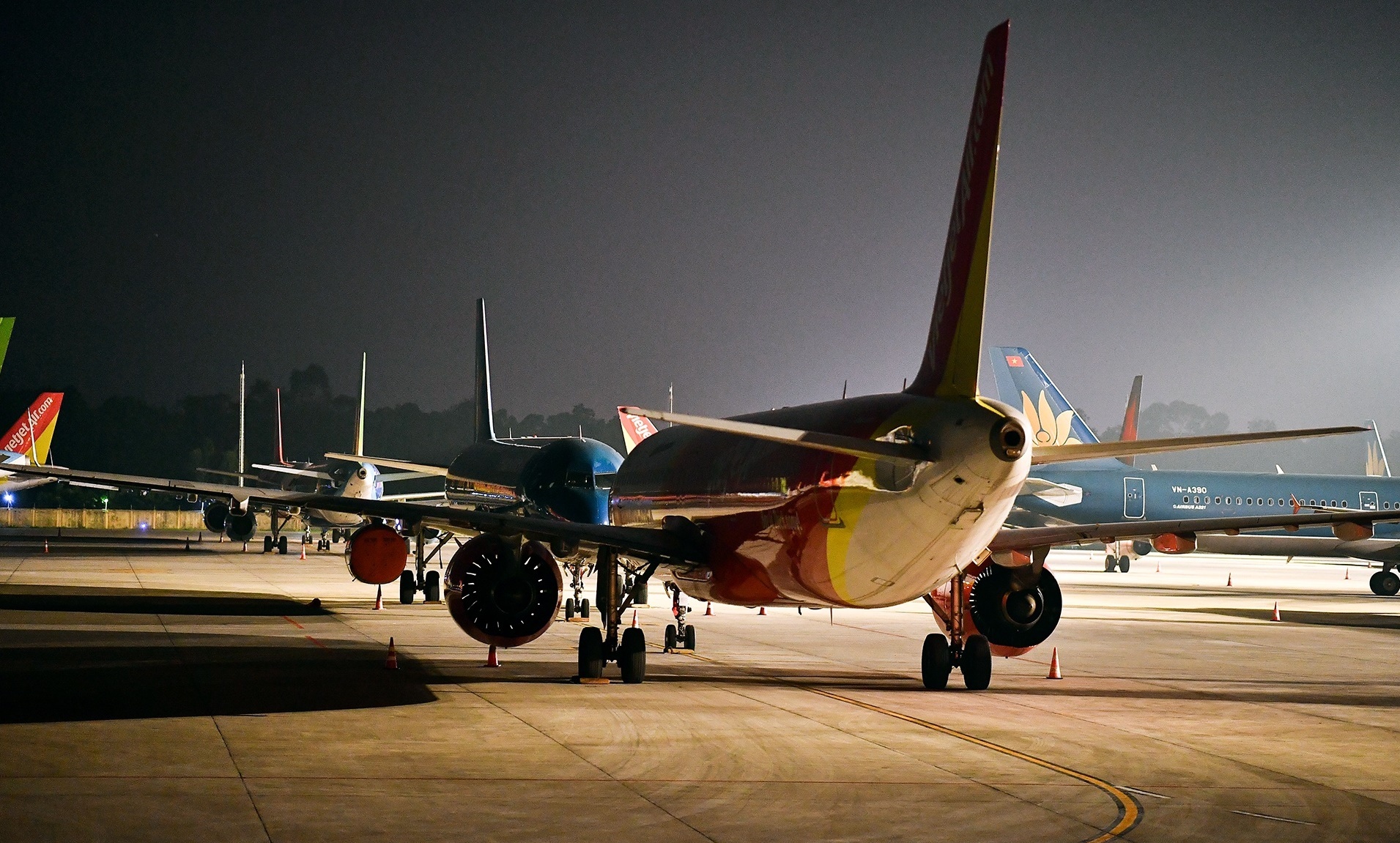 Bo GTVT tam ngung xet lap hang bay moi vi Covid-19 hinh anh