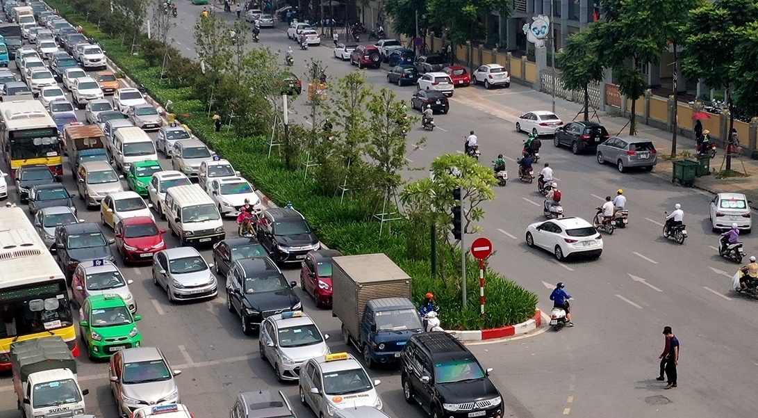 De xuat doi quyen quang cao tren dai phan cach lay 600 nha cho xe buyt hinh anh