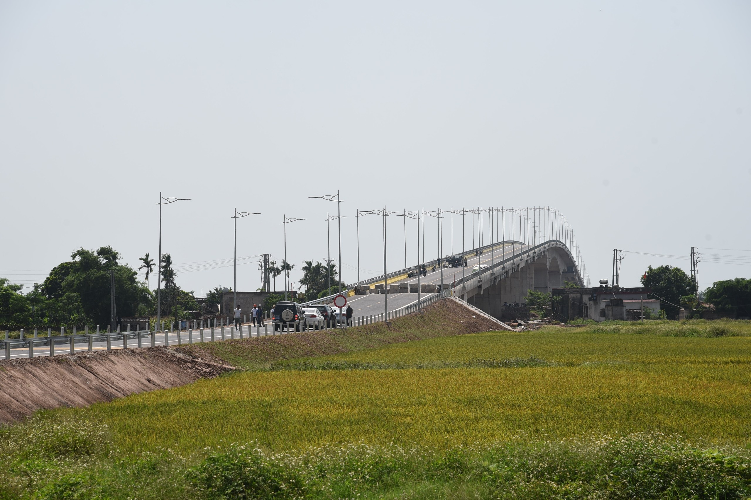 khanh thanh cau Thinh Long anh 2