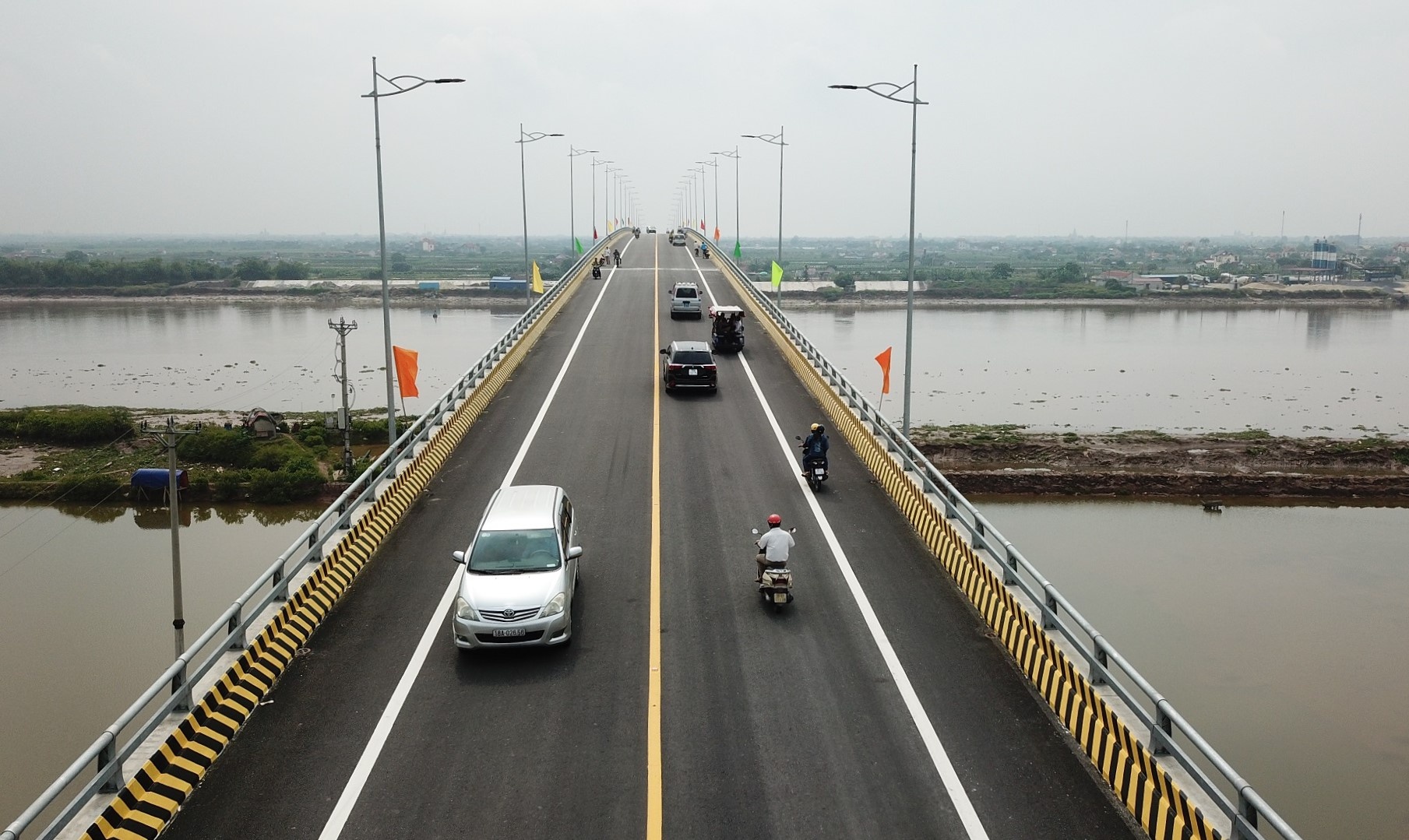 Cau Thinh Long noi 2 bo song Ninh Co da thong xe hinh anh