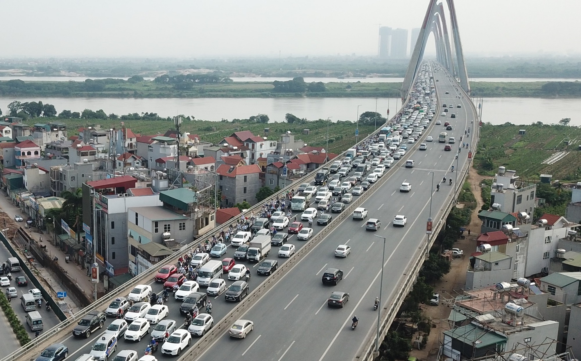 Xe co un u hang km sau vu tai nan tren cau Nhat Tan hinh anh