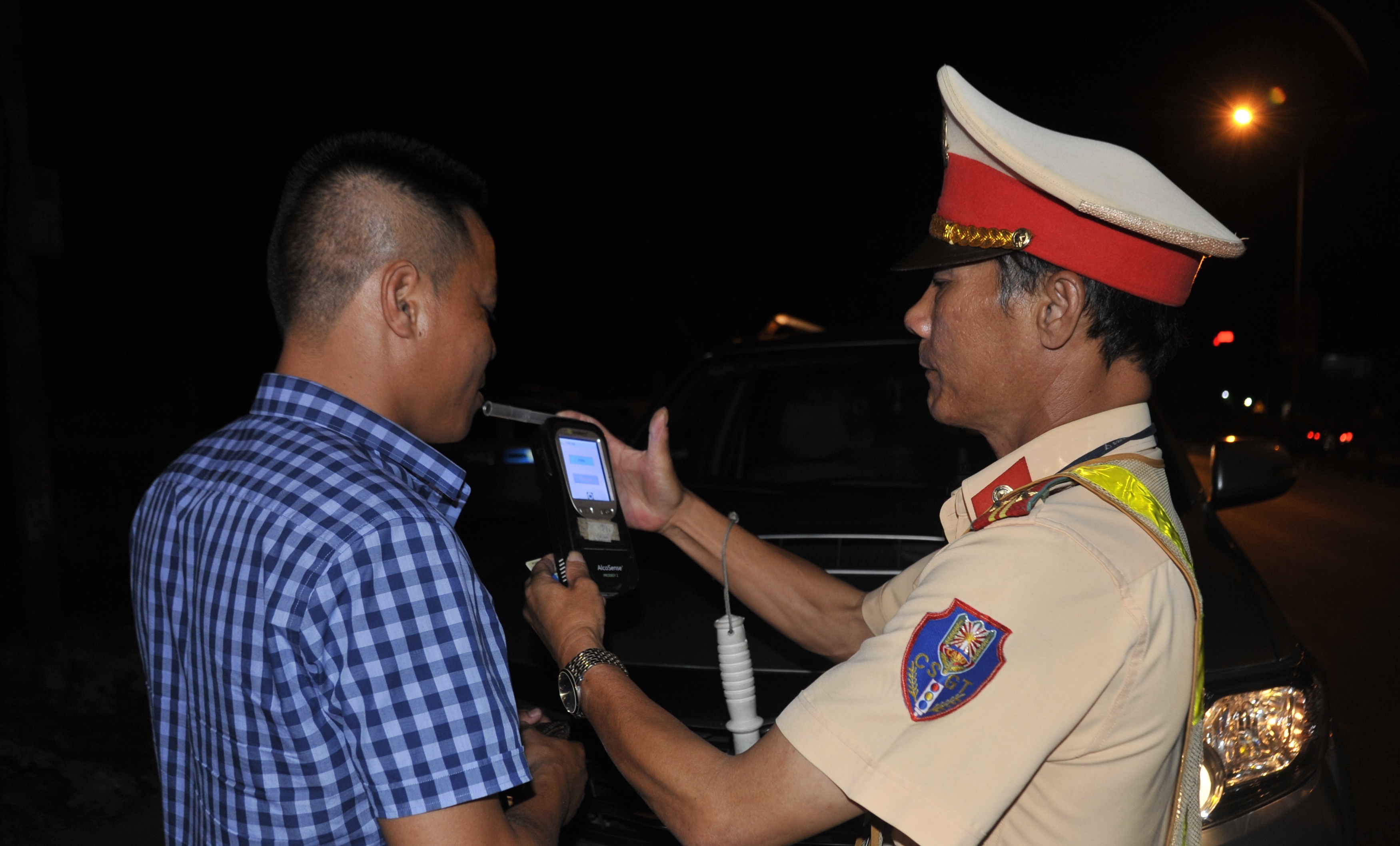 Uong 1 chen ruou vi ne doi tac, tai xe bi tuoc bang lai gan 1 nam hinh anh