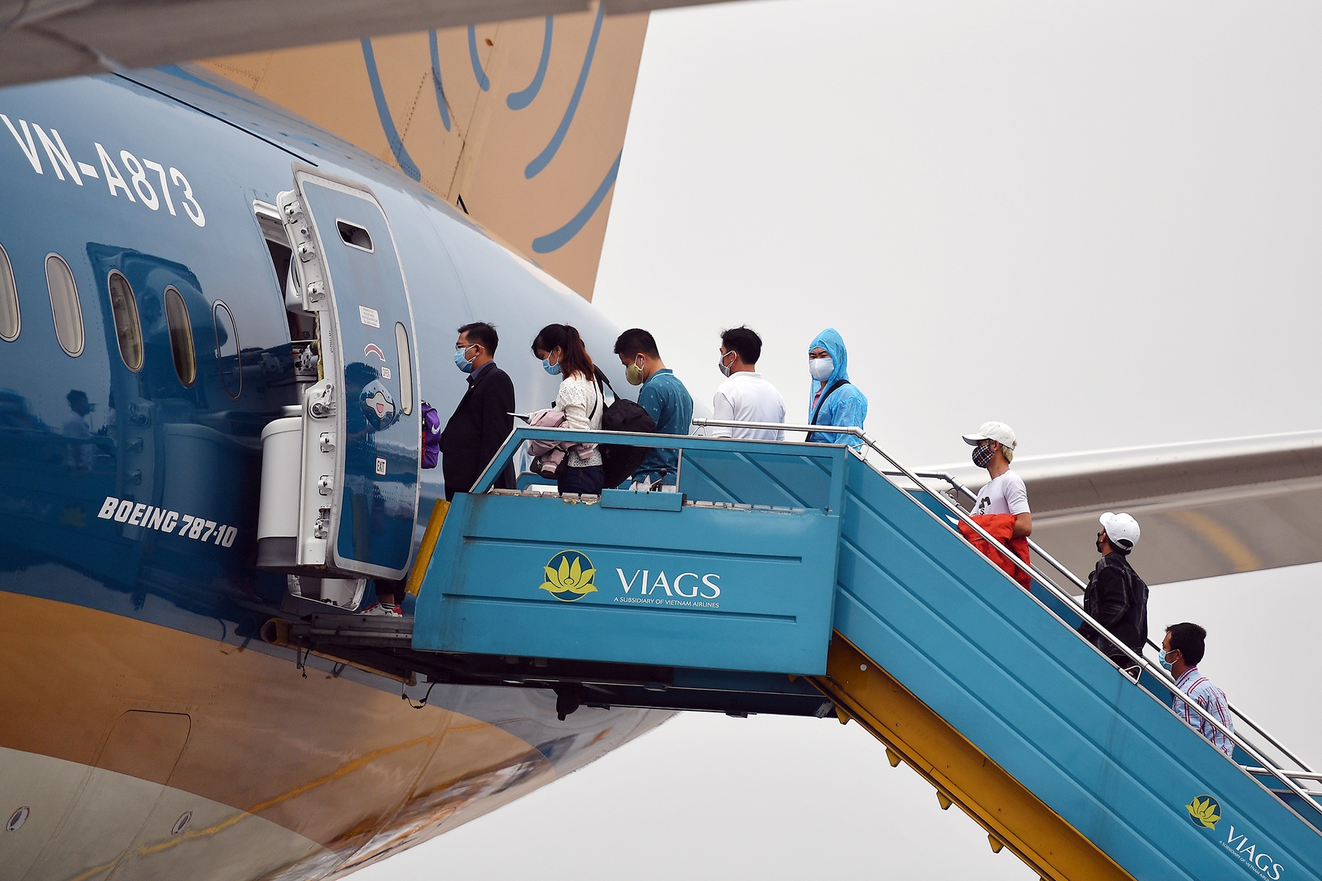 Ong long an toan hon, sao van dung xe thang len xuong may bay? hinh anh