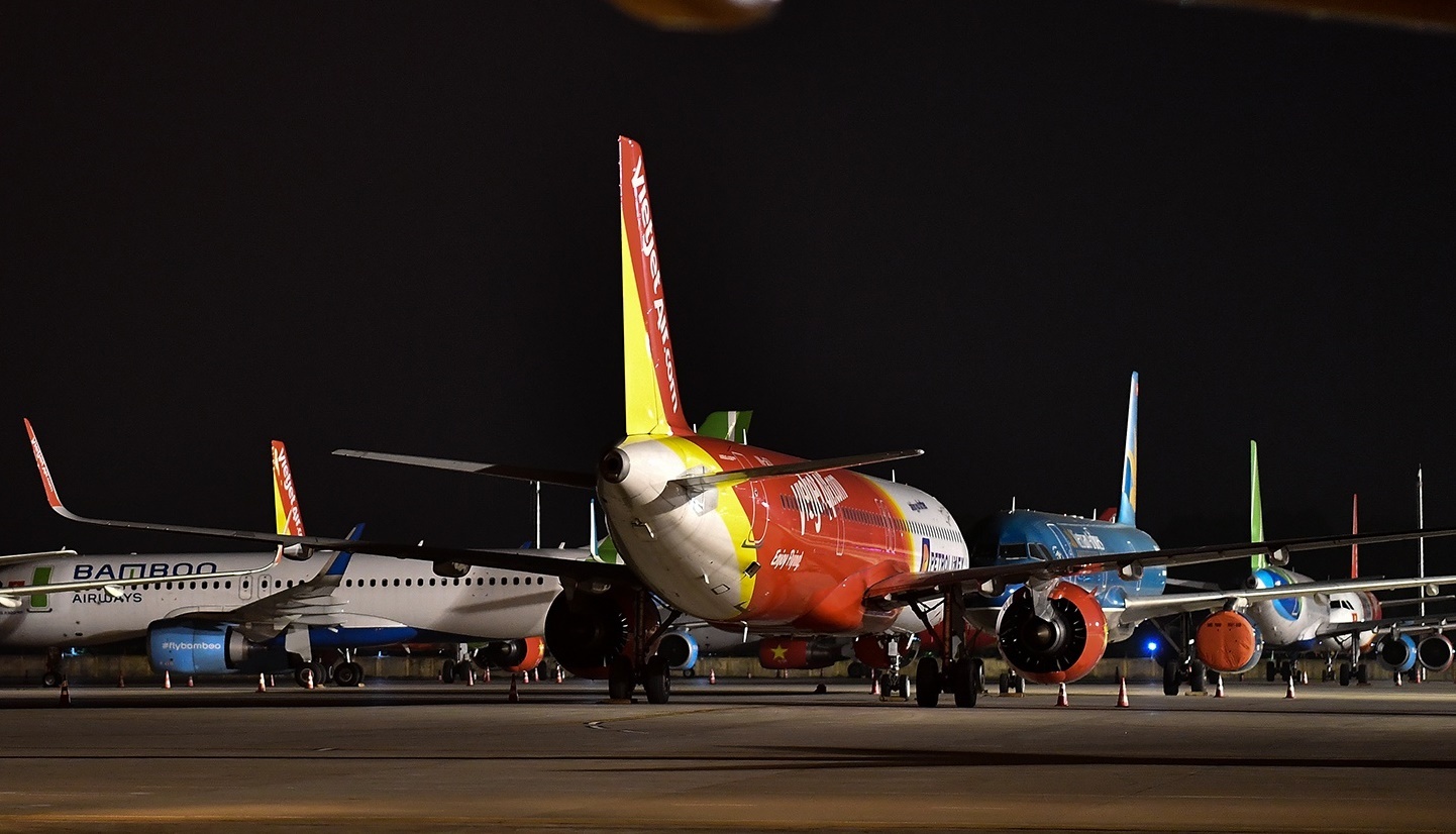 Khach bat tinh, may bay di TP.HCM ha canh khan de ho tro y te hinh anh