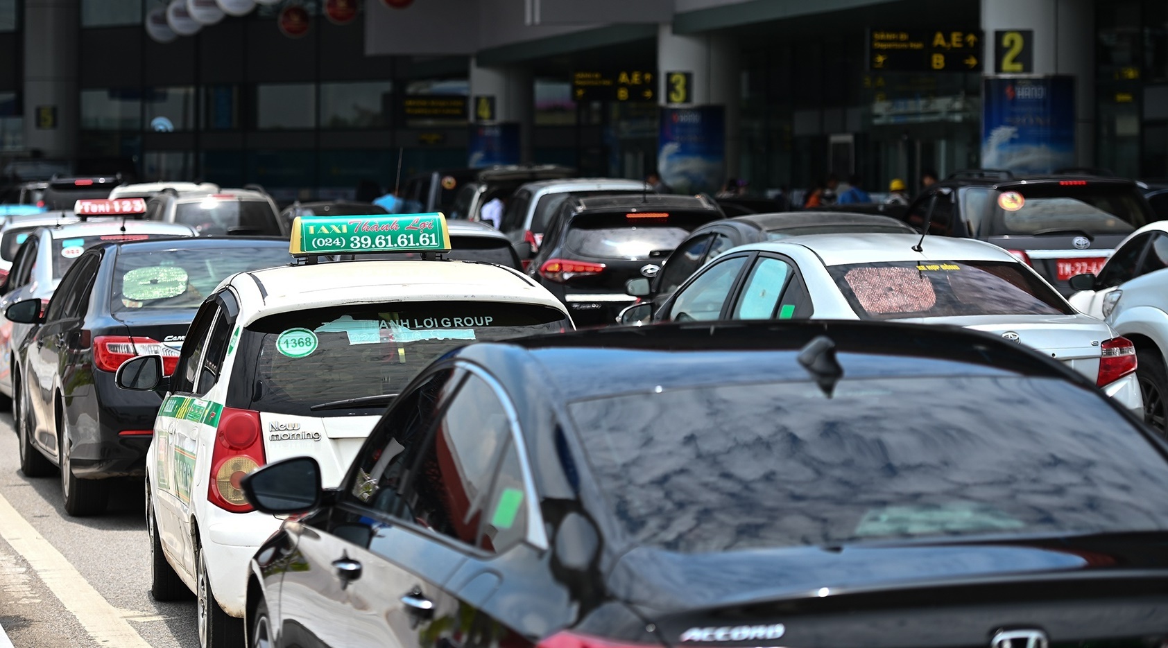 Bi nhac do xe qua gio, tai xe dam nhan vien an ninh san bay hinh anh