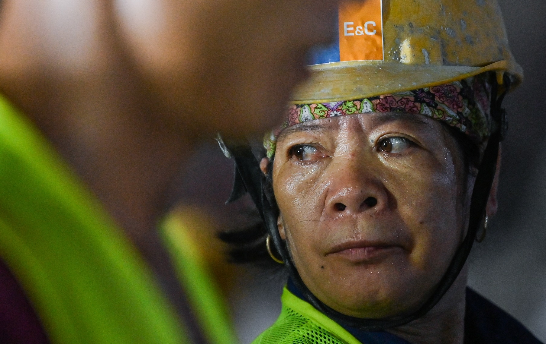 Thi cong ga ngam metro Nhon suot dem hinh anh