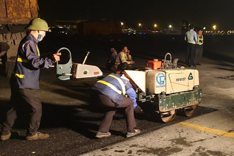 Nha thau nao dam nhan nang cap duong bang Noi Bai, Tan Son Nhat? hinh anh