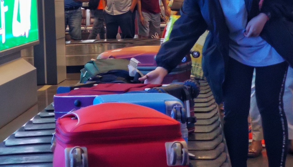 Tranh cai chuyen hanh ly qua can, khach bi tu choi bay hinh anh