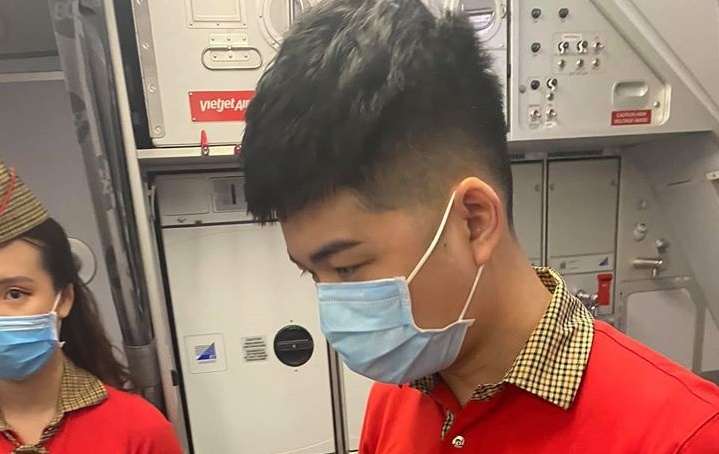 Hanh khach nem dien thoai vao tiep vien bi cam bay 1 nam hinh anh