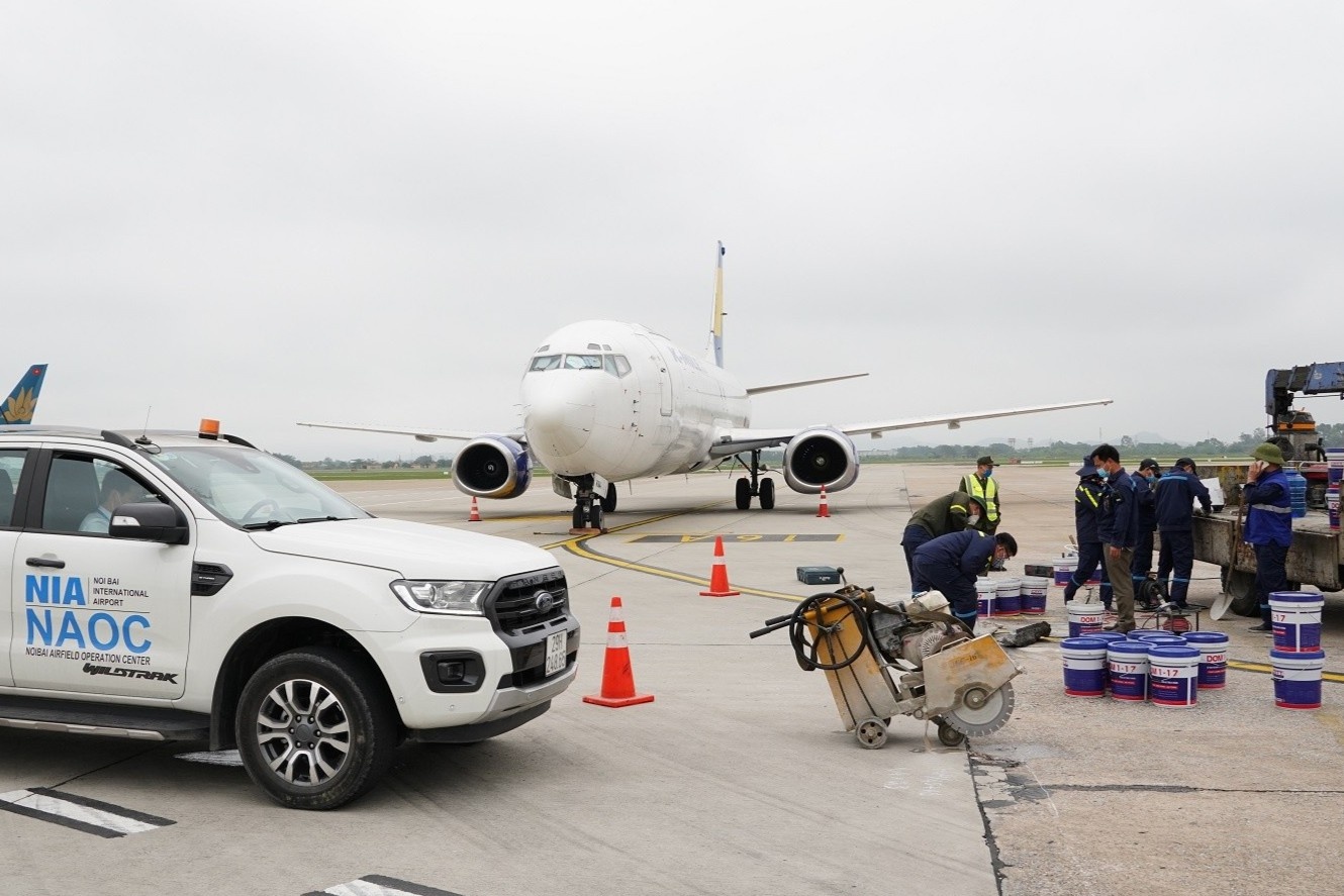 San bay Noi Bai gap su co dau tien sau khi dong cua 1 duong bang hinh anh