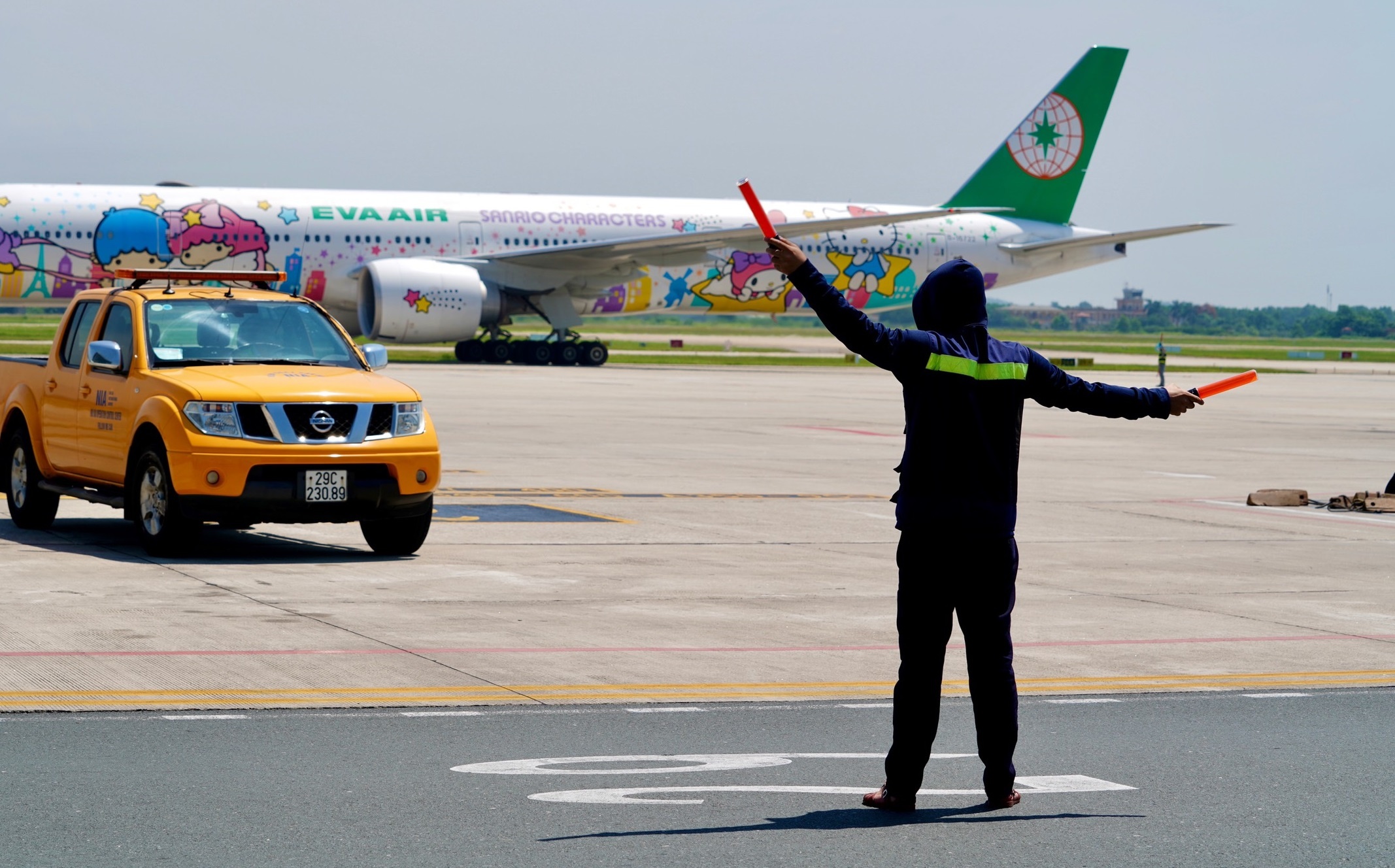 Can bo thi cong duong bang Noi Bai bi phat 25 trieu vi loi bo vi tri hinh anh