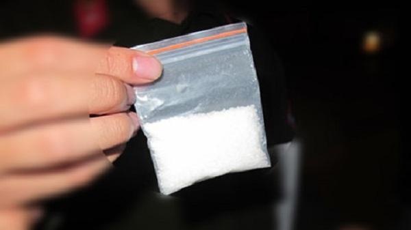 Khach di may bay giau ma tuy trong cap quan hinh anh