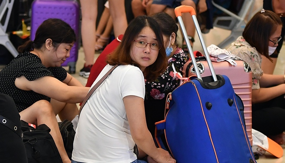 Khuyet 1 duong bang, nhieu chuyen bay bi delay hinh anh