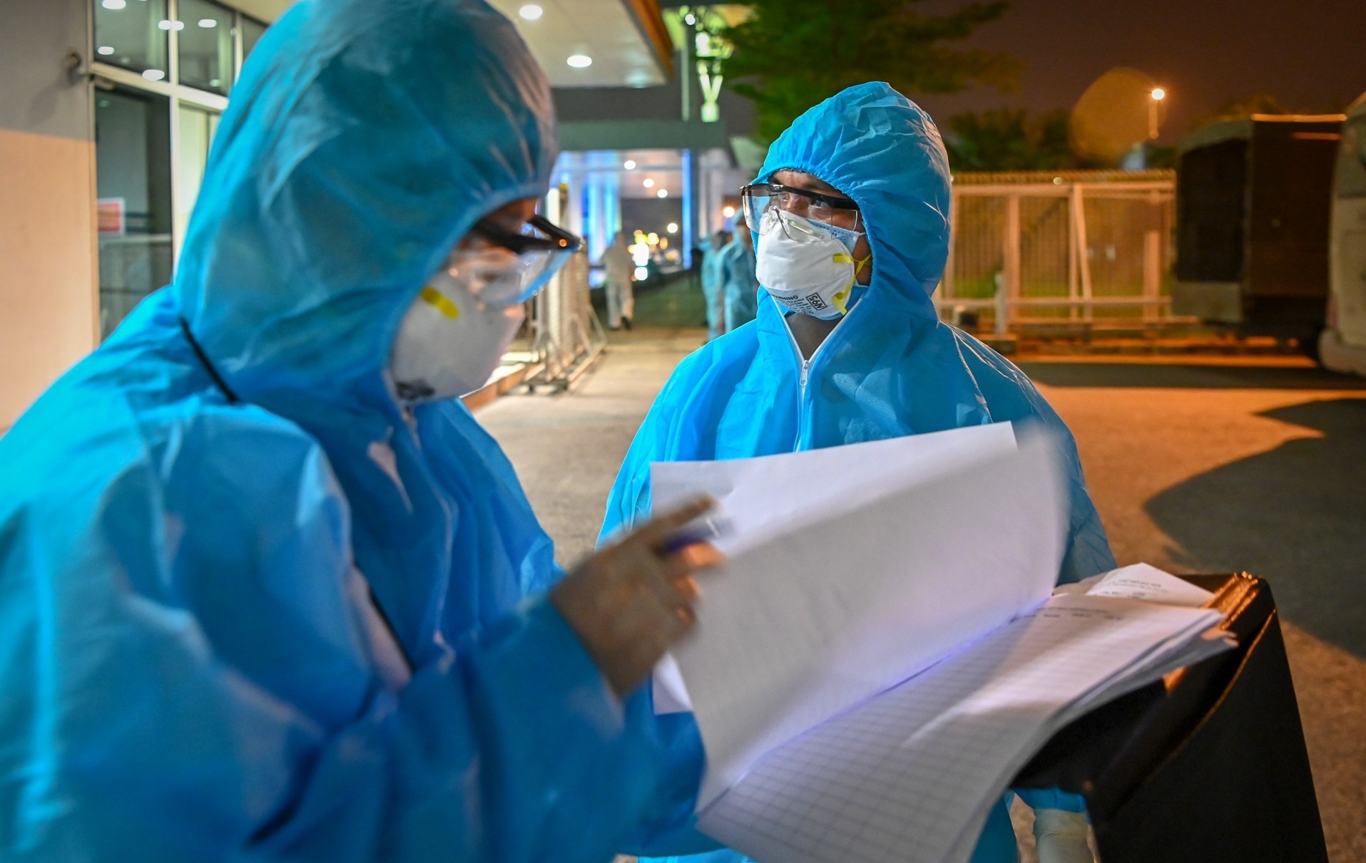 Hai me con nhap canh trai phep, tron cach ly phong Covid-19 hinh anh