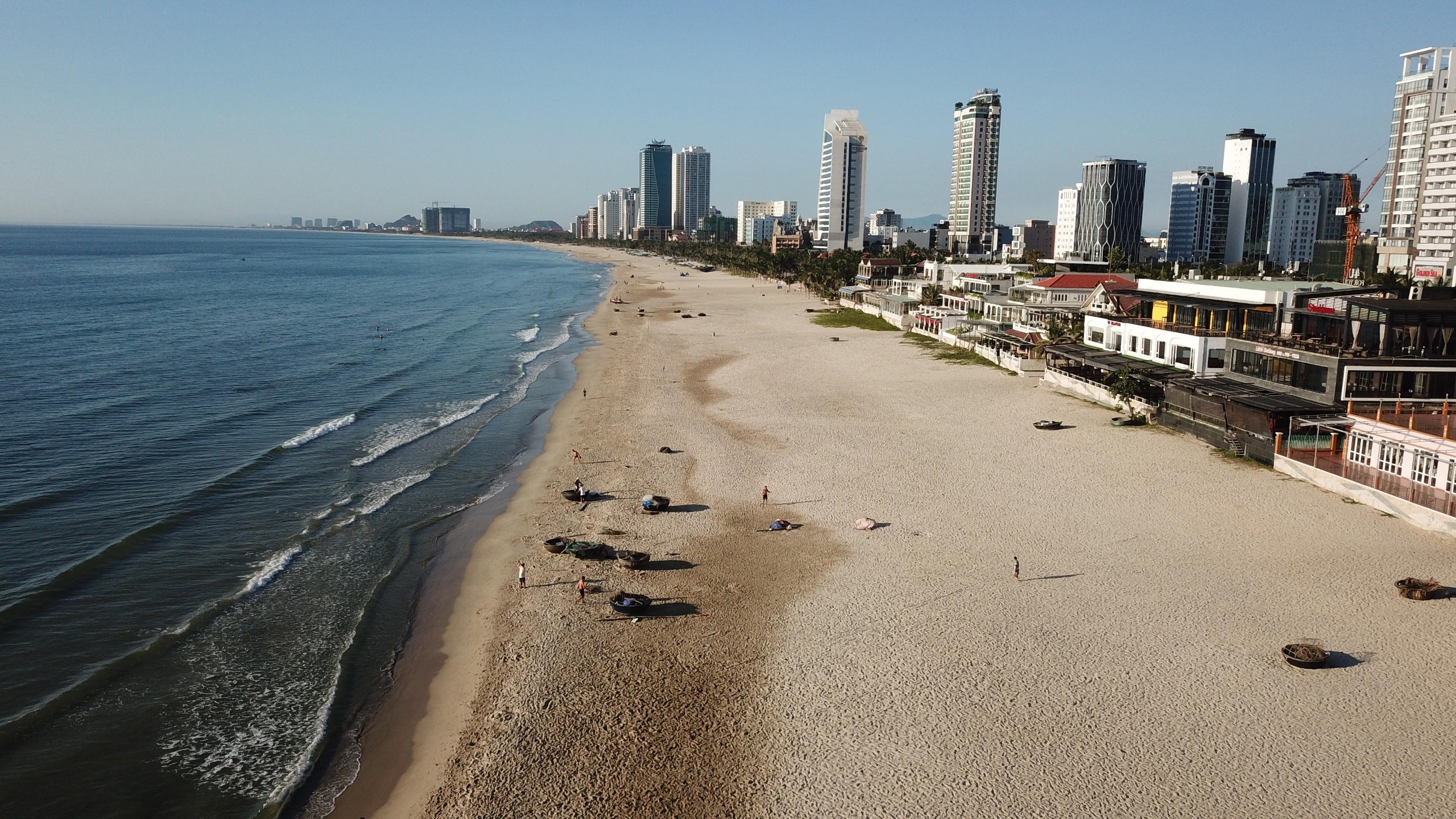 bai bien Da Nang gian cach xa hoi anh 2