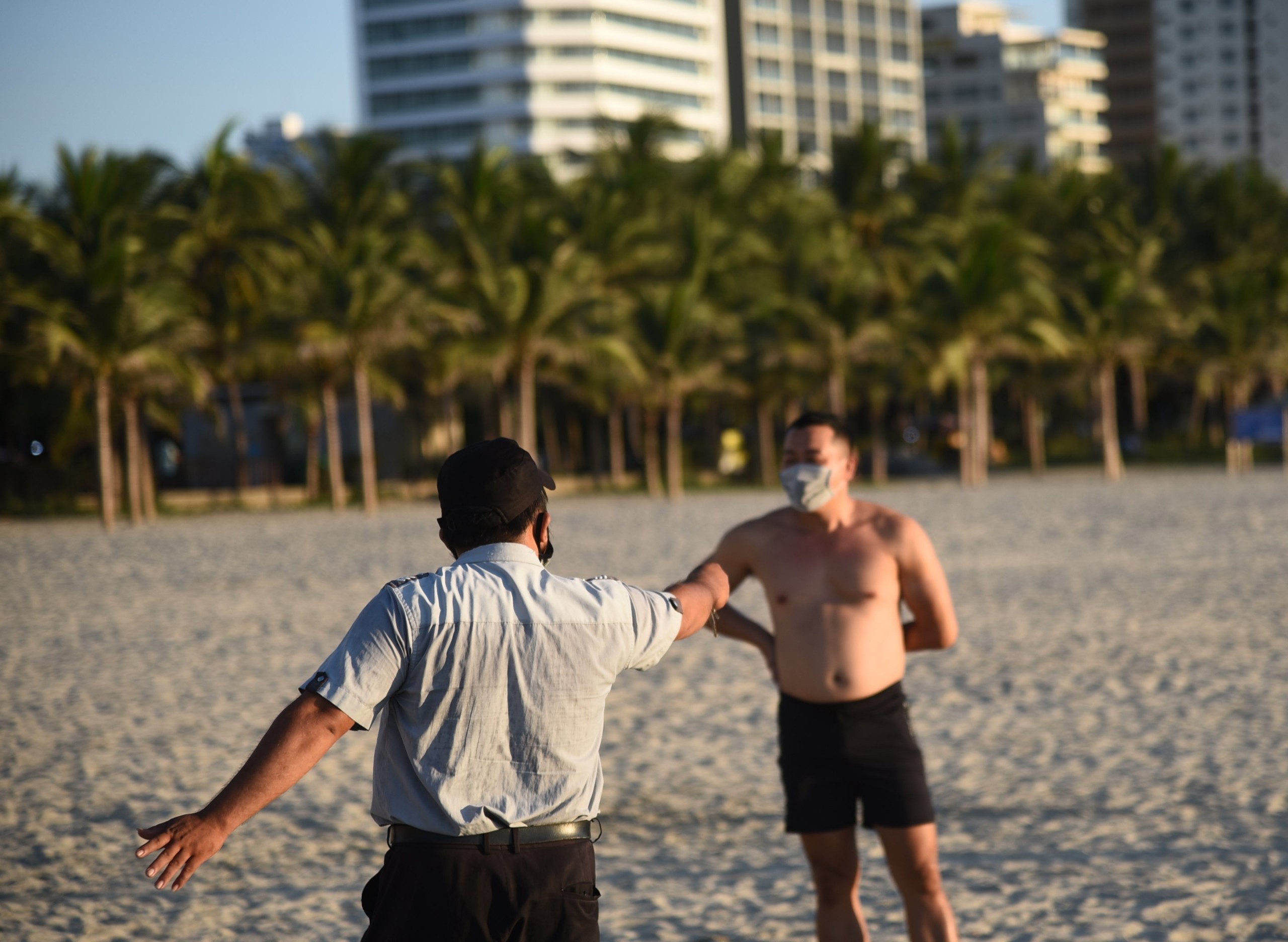 bai bien Da Nang gian cach xa hoi anh 4