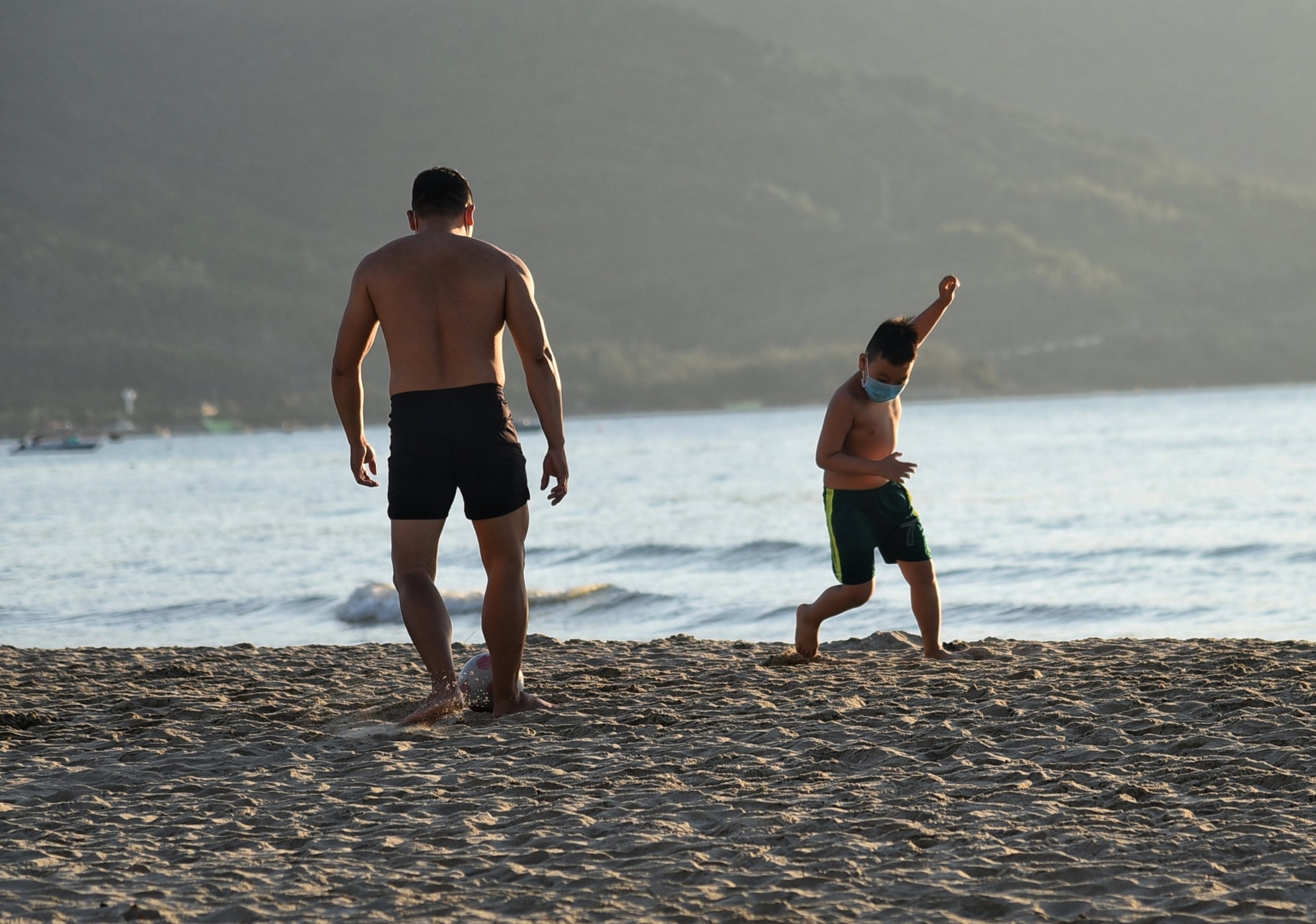 bai bien Da Nang gian cach xa hoi anh 3