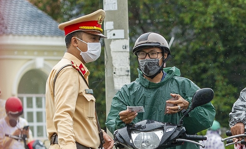 Canh phong toa 'noi bat xuat, ngoai bat nhap' o cua ngo Da Nang hinh anh