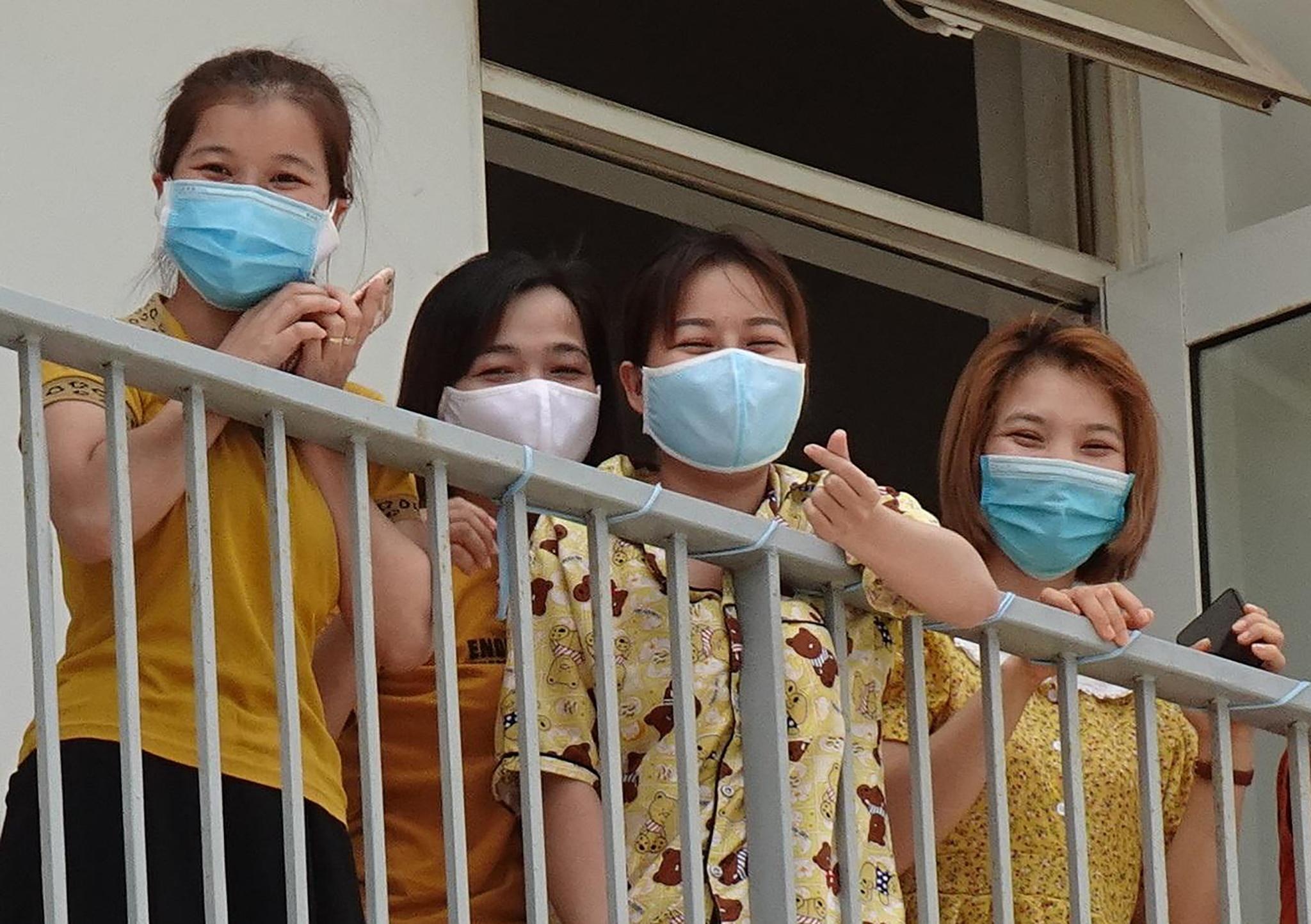 Cu dan F1 tap the duc, 'ban tim' nguoi than tu ban cong khu cach ly hinh anh