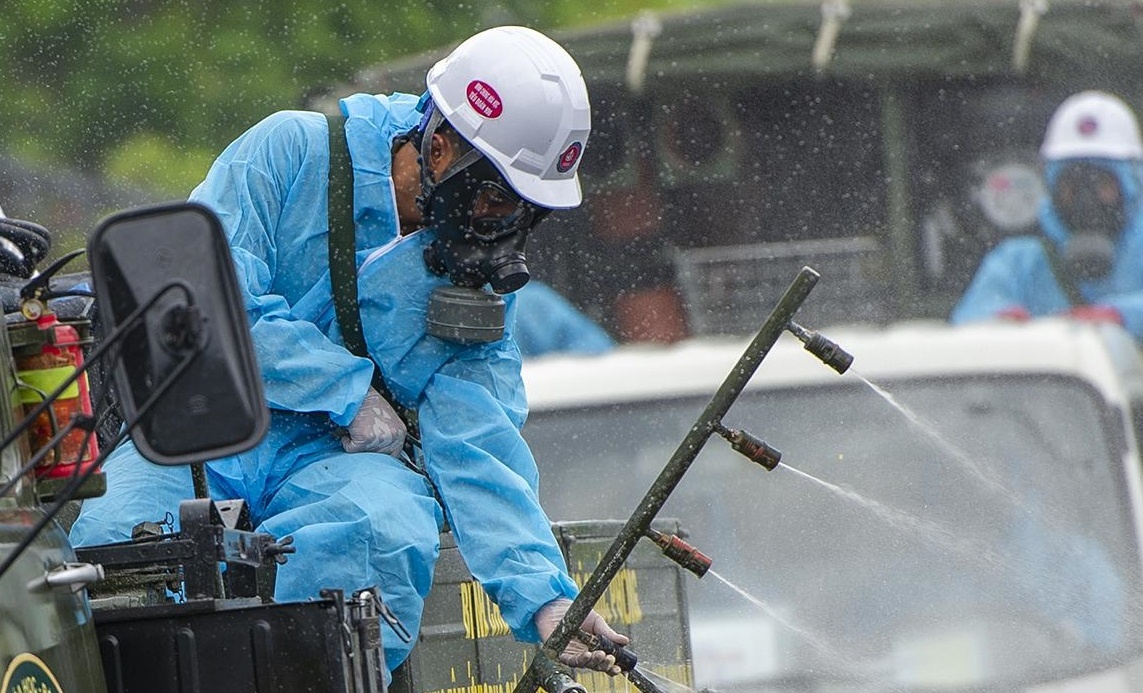 Dung 300 kg Cloramin B khu trung duong pho Da Nang hinh anh