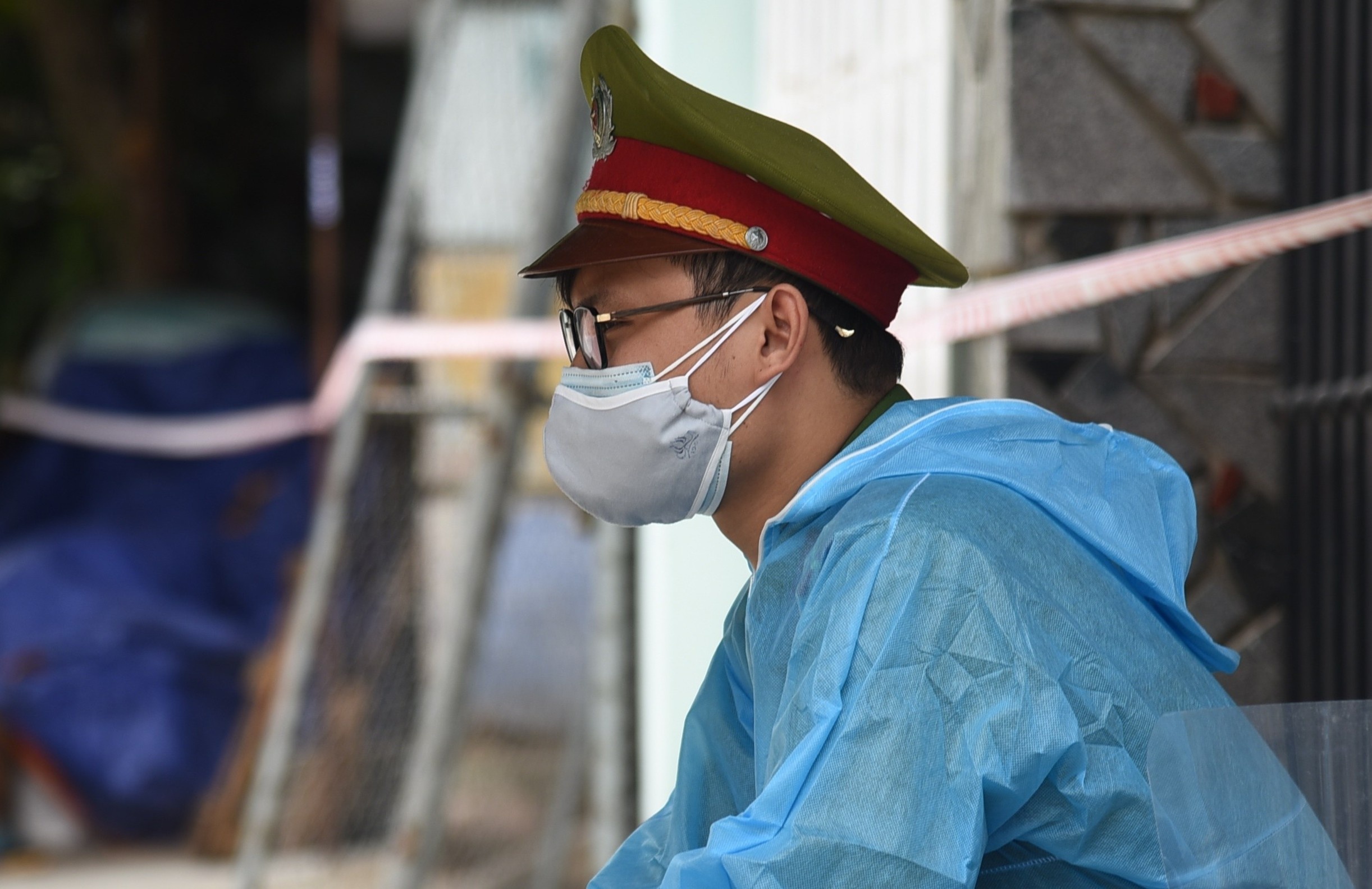 Nu canh sat mac Covid-19 tung truc tai benh vien da chien hinh anh